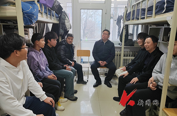 开云官方网页版校长胡军深入对接寝室走访慰问